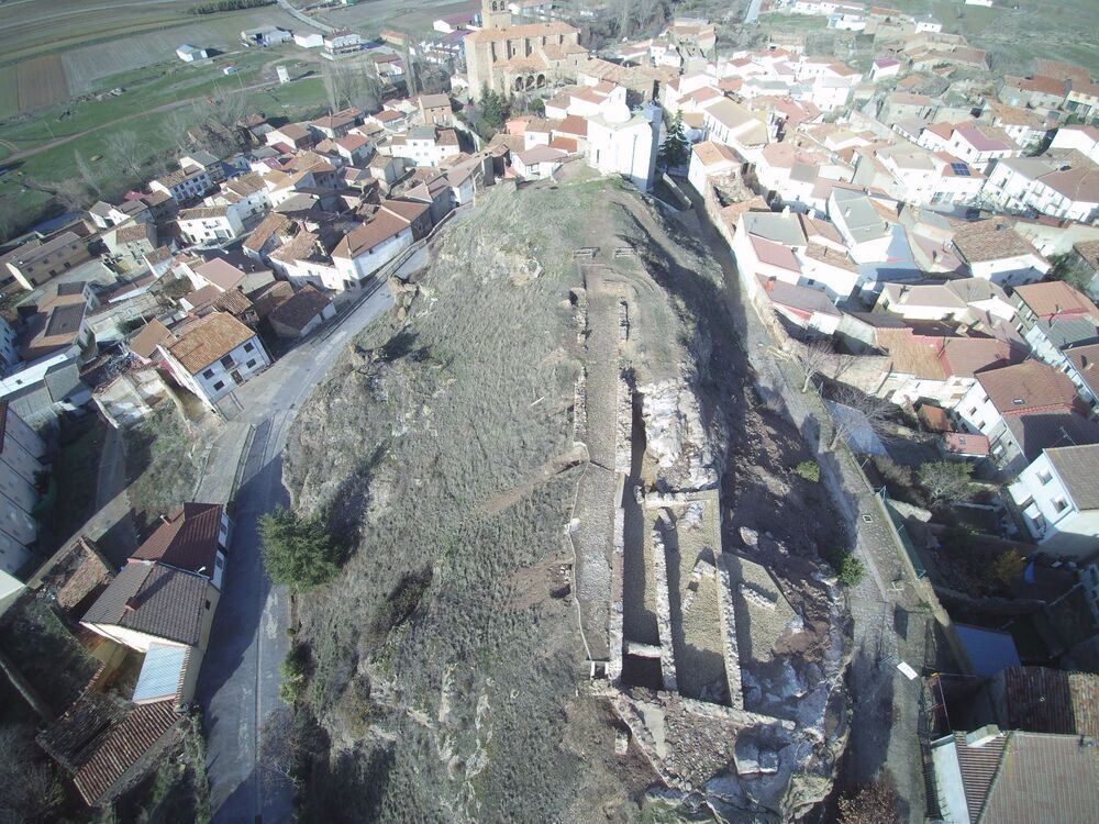 Imágenes de las excavaciones y las obras de consolidación en el antiguo castillo de la localidad. 
