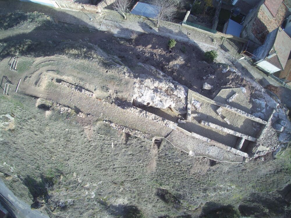 Imágenes de las excavaciones y las obras de consolidación en el antiguo castillo de la localidad. 