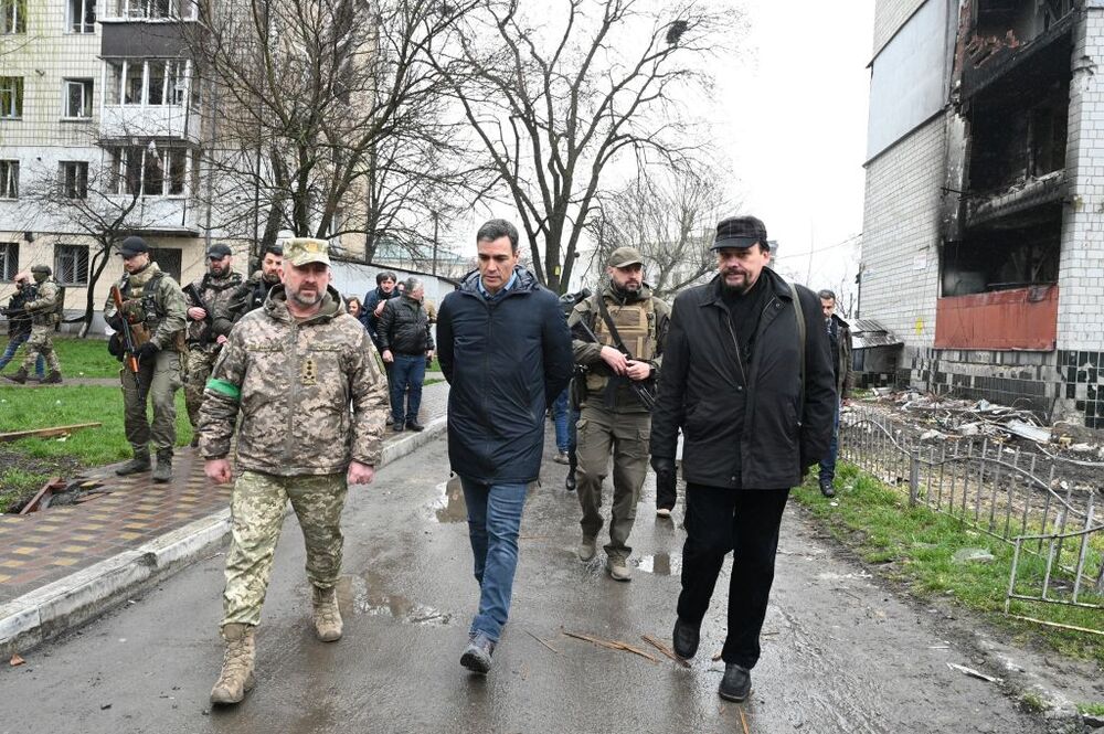 El presidente del Gobierno, Pedro Sánchez, visita la ciudad de Borodyanka antes de reunirse con el presidente de Ucrania, a 21 de abril de 2022, en Borodyanka (Ucrania).   / POOL MONCLOA/BORJA PUIG DE LA BE