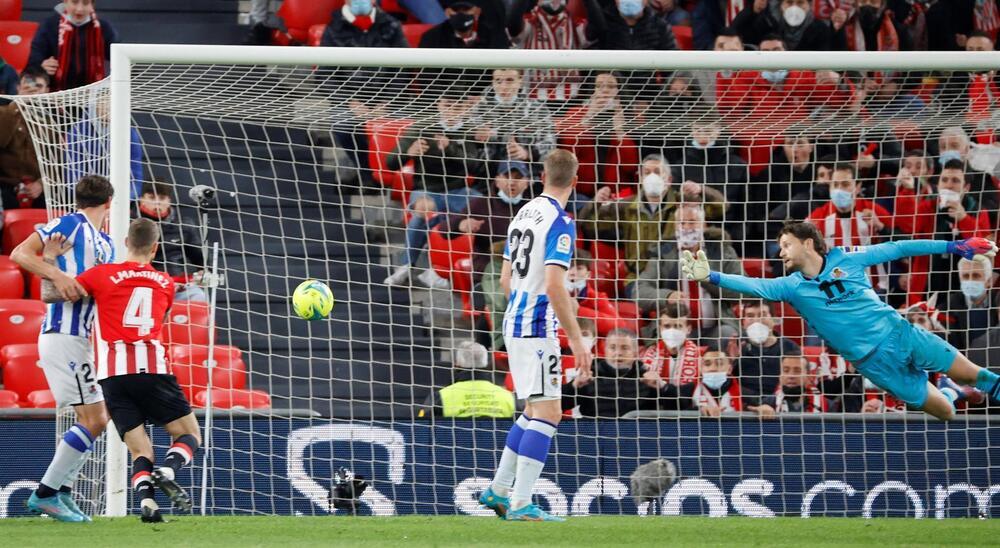 El Athletic golea a la Real y se lleva el derbi