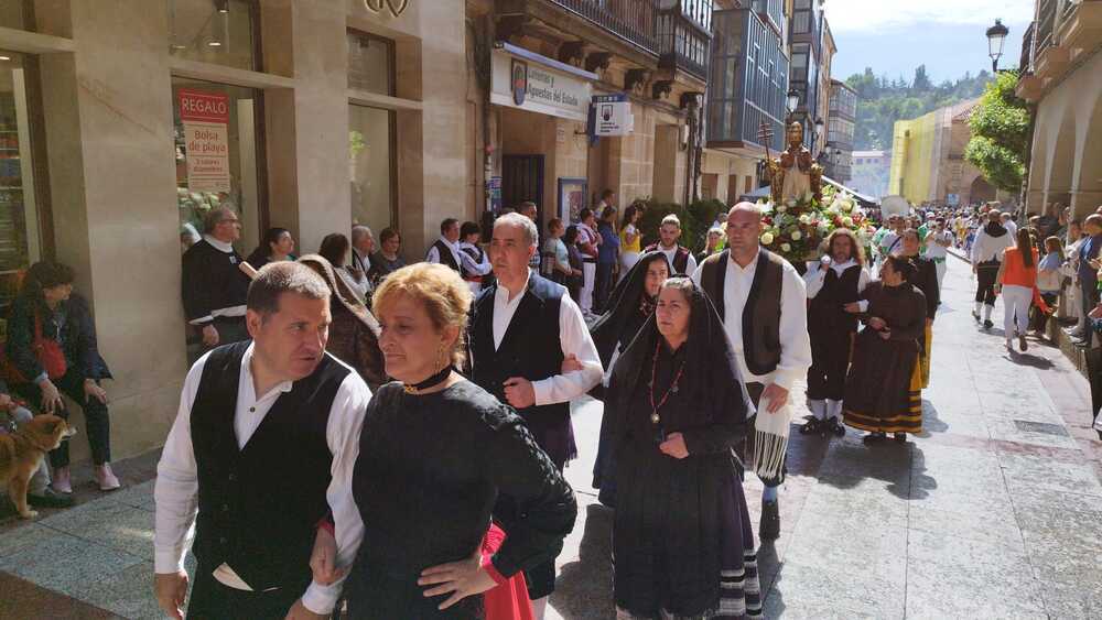 Salida de la procesión del Lunes de Bailas, hoy, desde la plaza Mayor.