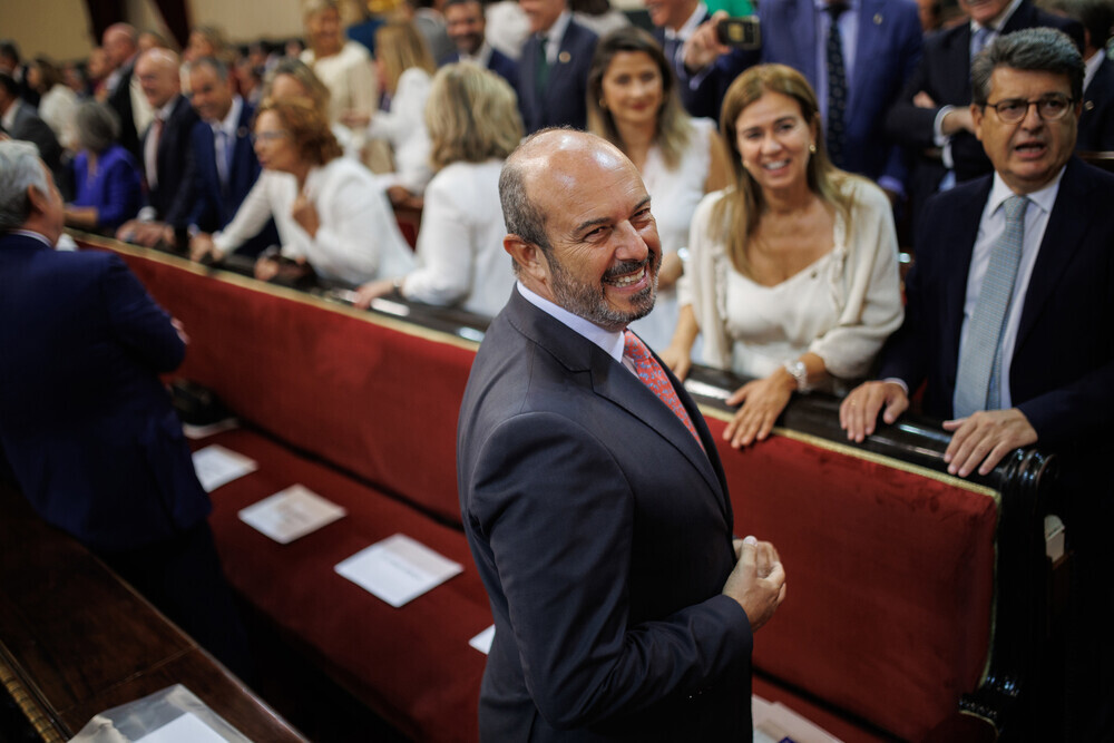 El candidato del PP a la Presidencia del Senado y vicesecretario de coordinación autonómica del PP, Pedro Rollán, en el hemiciclo de la Cámara Alta antes de la Sesión Constitutiva