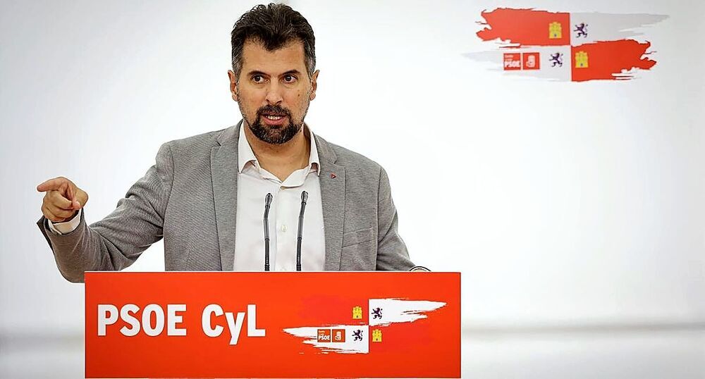 El líder del PSOE regional, Luis Tudanca, interviene ayer ante los medios tras una reunión con los sindicatos.