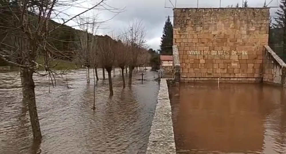 Salduero amanece inundado por el río Duero