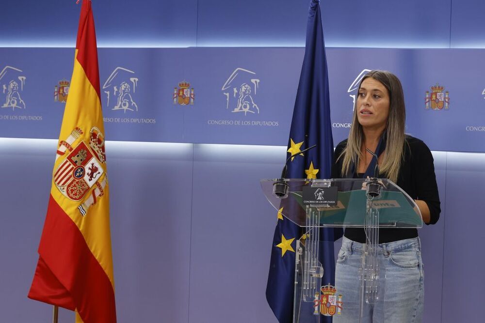 JxCat aparta una bandera de España ante la prensa en el Congreso