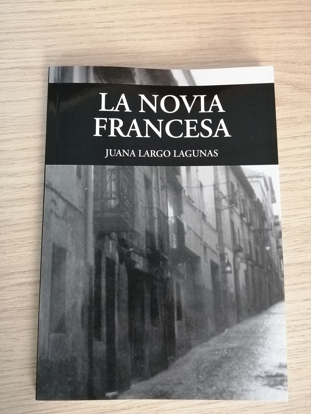 Juana Largo publica su nueva obra literaria, 'La novia francesa'.