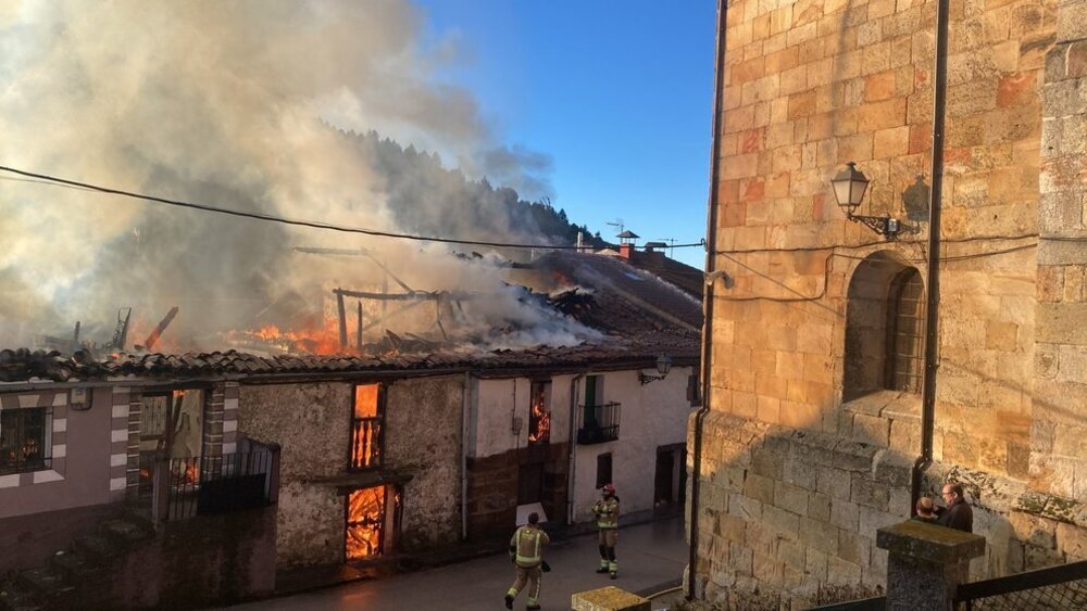 Varias viviendas afectadas en un incendio en Cabrejas de Pinar