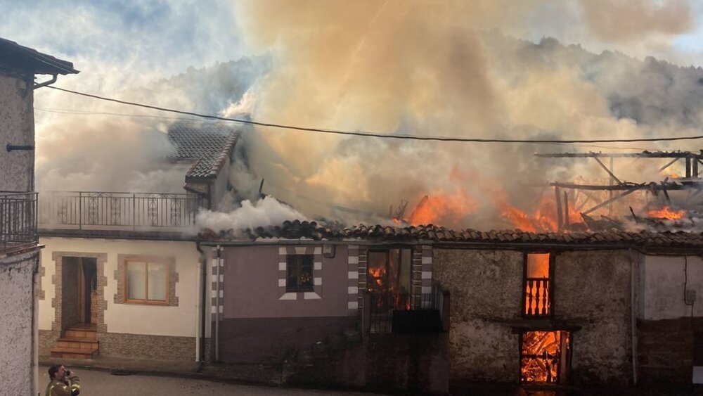 Varias viviendas afectadas en un incendio en Cabrejas de Pinar