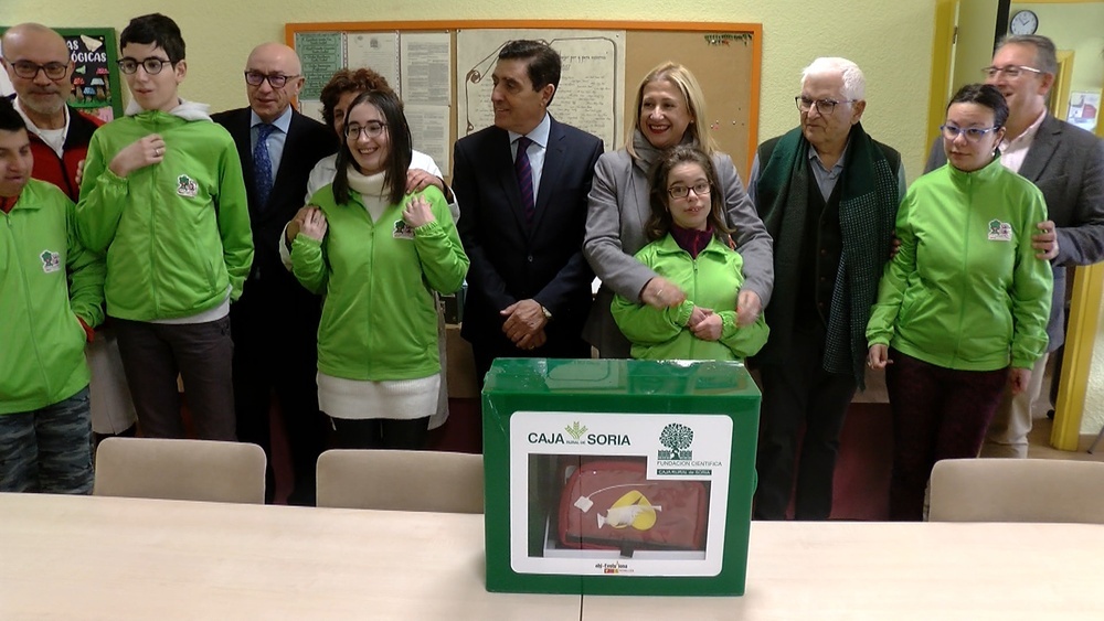 Caja Rural entrega un desfibrilador al CEE Santa Isabel