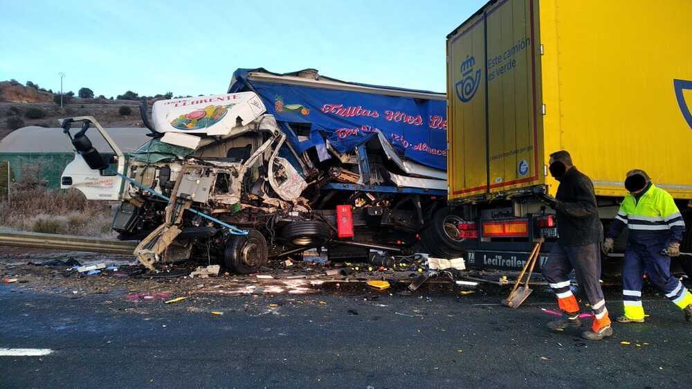 Dos fallecidos en un choque entre dos camiones en Golmayo