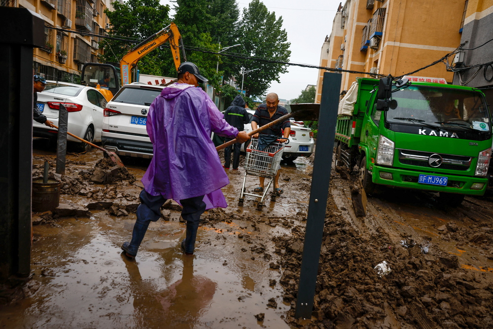 Two dead and thousands evacuated as heavy rainfall continues in Beijing  / EFE