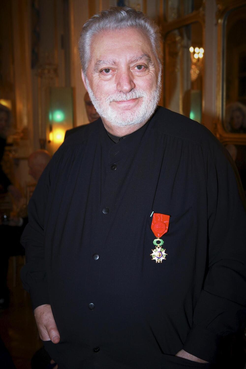 Foto de archivo, facilitada por Puig, de Paco Rabanne durante la entrega al modisto de la insignia de Oficial de la Orden Nacional de la Legión de Honor francesa, en París.