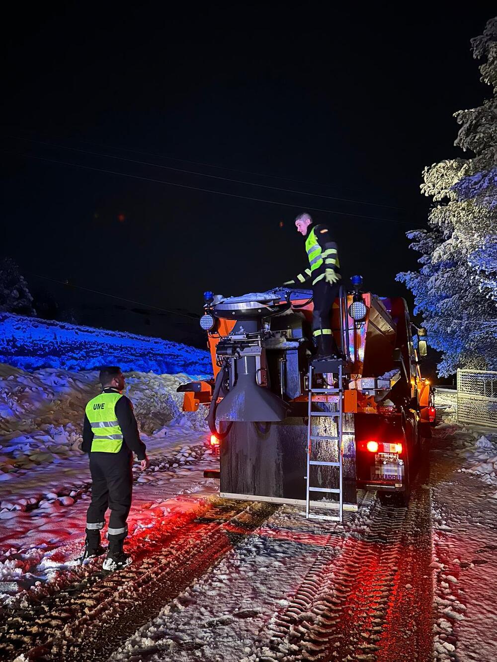 La UME se moviliza para rescatar a 600 conductores por nieve