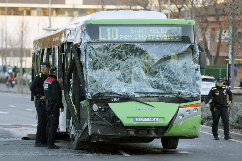 Al menos 14 heridos al caer un bus en unas obras en Barcelona