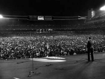 Imagen de archivo del cantante Julio Iglesias, durante un concierto en 1983 en el estadio de fútbol Santiago Bernabéu. 