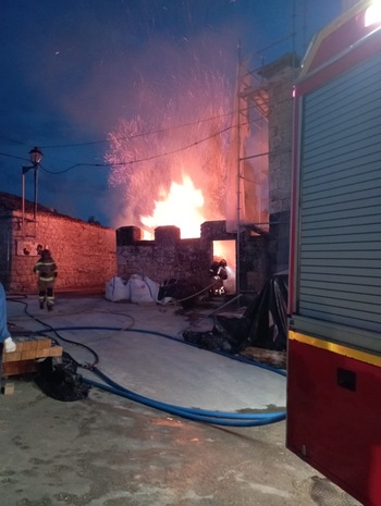 Los bomberos de Diputación sofocan un fuego en Adradas