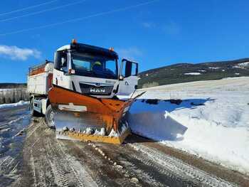 Diputación limpia la acumulación de nieve en las carreteras