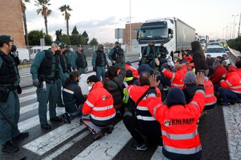 Muere un motorista en Algeciras en una vía cortada por la huelga