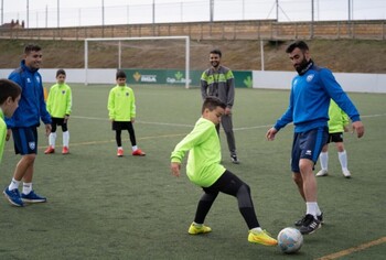 64 jóvenes perfeccionan su fútbol en el Clínic del Numancia
