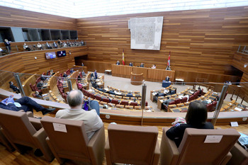 26 candidaturas se disputan 81 escaños en las Cortes