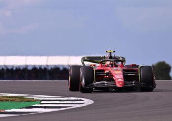 Sainz manda el primer día de Silverstone