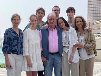 Don Juan Carlos I recibe el cariño de sus hijas y nietos