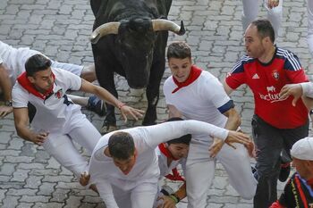 Los toros de Jandilla 'vuelan' por Pamplona y dejan un corneado