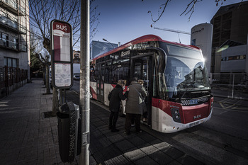 El Ayuntamiento reducirá el abono del autobús urbano un 30%