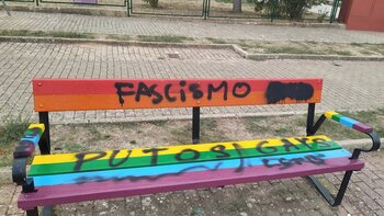 Aparecen unas pintadas homófobas en Almazán