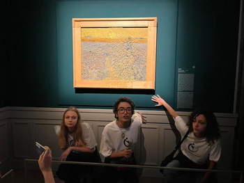 Activistas lanzan puré sobre un cuadro de Van Gogh en Roma