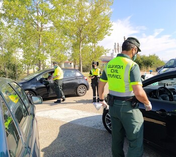 La Guardia Civil impone 48 multas por distracciones al volante