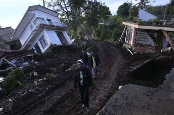 Más de 310 fallecidos por el terremoto de Indonesia