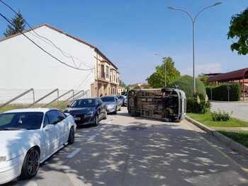 Dos heridos leves en el vuelco de una furgoneta en Almazán