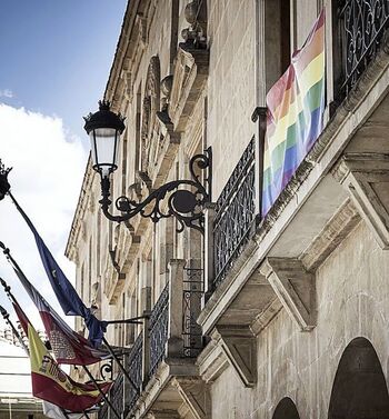 PP y PSOE unen fuerzas frente a Vox por la bandera LGTBI+