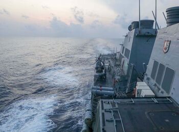 Un buque militar de EEUU cruza por aguas que China reclama