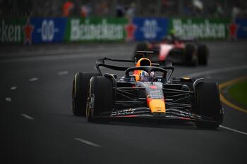 Verstappen y Alonso lideran los entrenamientos de Melbourne