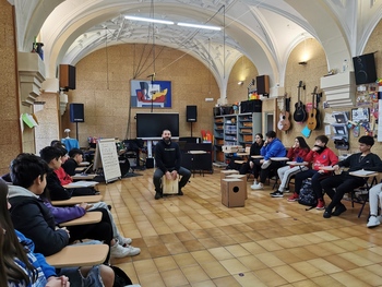 El Aula de Música del IES Machado recibe 25 cajones flamencos