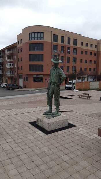 La estatua del Zarrón ya luce en su plaza