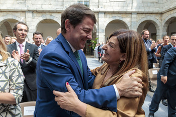 Mañueco ve en la presidenta de Cantabria el símbolo del cambio