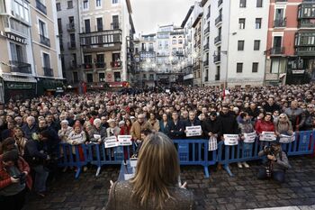 Miles de pamploneses protestan contra el pacto PSOE-Bildu