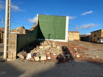 El viento derrumba la pared del frontón en Hinojosa del Campo