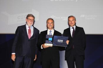 El empresario Roberto González recoge su Premio CEOE CyL