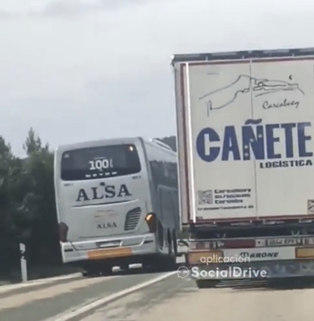 El temerario adelantamiento de un autobús en Soria