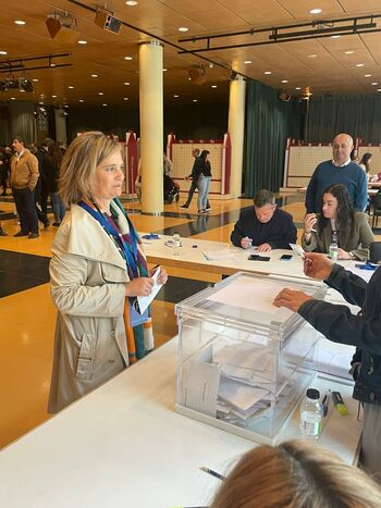 La popular Elia Jiménez acude a votar en Ólvega