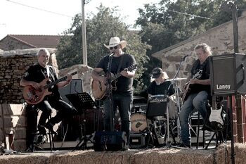 Gran éxito del concierto rural de Desleales en Torrearévalo