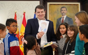 El presidente de la Junta recibe a alumnos del CRA El Jalón