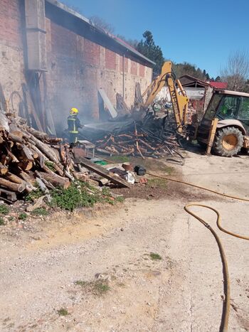 Incendio en un almacén de leña entre Salduero y Covaleda