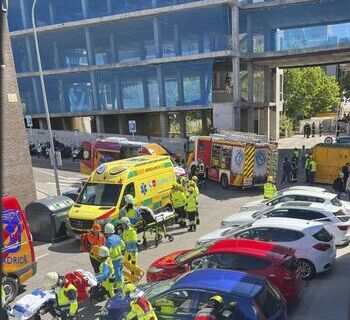 Dos atrapados al caer el forjado de un edificio en Madrid