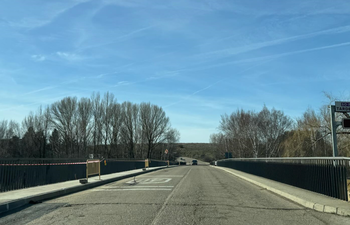 Abren al tráfico sin semáforo regulador el puente de Garray