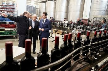 Mañueco compromete al sector del vino más ayudas e inversión